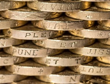 Βρετανία: «Καλπάζει» η στερλίνα μετά την παραίτηση Ντέιβις - Ενίσχυση κατά 0,3% έναντι του ευρώ